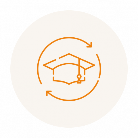 Orangefarbene Strichzeichnung einer Absolventenmütze in einem Kreis mit Pfeilen an den Enden auf hellem Hintergrund, als Symbol für kontinuierliches Lernen.