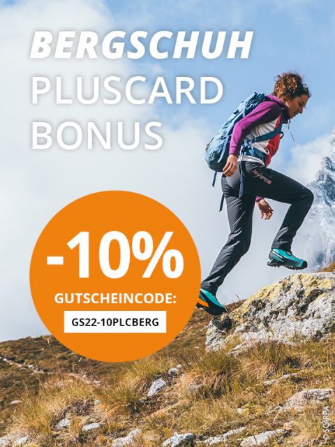 Person beim Bergwandern mit weiß-orangefarbenem Rabatttext: „BERGSCHUH PLUSCARD BONUS -10% GUTSCHEINCODE: GS22-10PLCBERG.“ Die Person trägt einen Rucksack und Wanderschuhe.