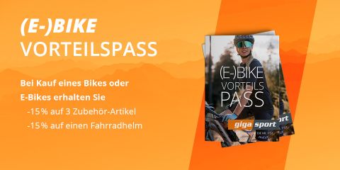 Werbung für die Angebote des „(E-)Bike-Vorteilspasses“. Gezeigt wird ein Heft mit Bildern von Radfahrern. Im Text wird von 15% Rabatt auf drei Zubehörartikel und einen Helm beim Kauf eines Fahrrads oder E-Bikes gesprochen. Der Hintergrund ist orange mit Berggrafiken.