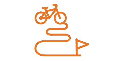 Ein orangefarbener Umriss eines Fahrrads folgt einem gewundenen, kurvenreichen Weg, der in einer dreieckigen Flagge endet und eine Fahrradroute oder -reise andeutet. Das Design ist einfach, mit kräftigen Linien auf weißem Hintergrund.