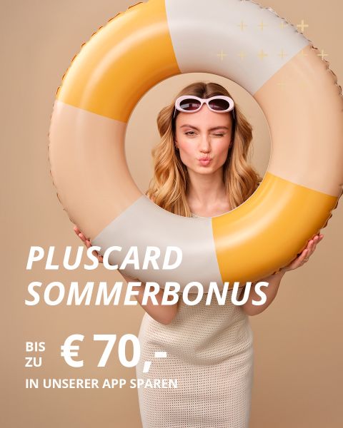 Eine Frau mit welligem blondem Haar und Sonnenbrille posiert verspielt hinter einem gelb-weißen Schwimmring. Ein deutscher Text wirbt für einen Sommerbonus, mit dem man mit der PlusCard-App bis zu 70 Euro sparen kann.