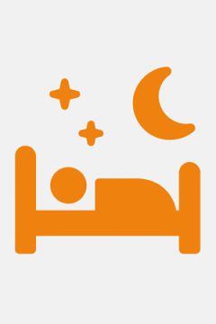 Ein orangefarbenes Symbol einer schlafenden Person in einem Bett mit einer Mondsichel und zwei Sternen darüber, die die Nacht oder den Schlaf symbolisieren, auf einem hellgrauen Hintergrund.