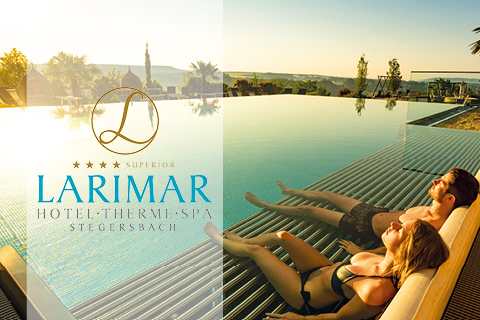 Zwei Personen entspannen sich an einem Infinity-Pool mit Blick auf eine malerische Landschaft bei Sonnenuntergang. Auf der linken Seite ist das Logo des Larimar Hotel, Therme, Spa Stegersbach mit vier Sternen und goldenem Text auf einem halbtransparenten Overlay zu sehen.