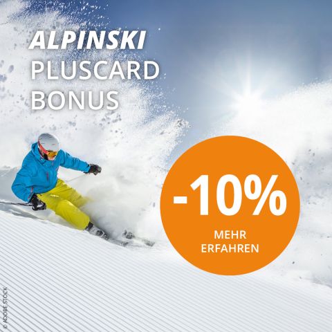Ein Skifahrer in grau-gelbem Outfit gleitet einen verschneiten Hang hinunter. Auf dem Bild steht „ALPINSKI PLUSCARD BONUS“ und in einem orangefarbenen Kreis „-10% MEHR ERFAHREN“, was auf ein 10% Rabattangebot hinweist.