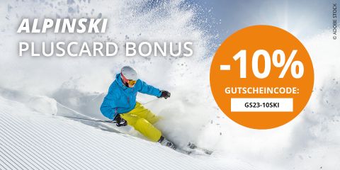 Ein Skifahrer in grauer Montur und Helm fährt auf Schnee bergab. Der Text bietet 10 % Rabatt mit dem Code „GS23-10SKI“ für den Alpenski Pluscard Bonus.
