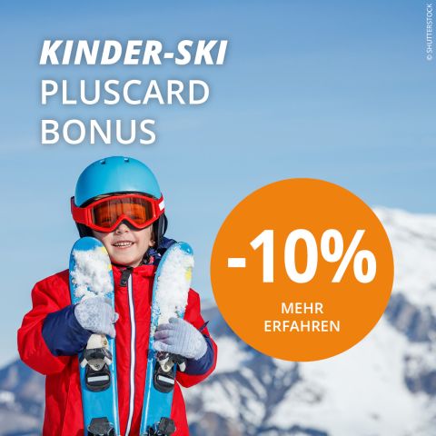 Ein Kind in rosa-schwarzem Skianzug und Skibrille fährt einen verschneiten Hang hinunter. Das Bild enthält den Text: „KINDER-SKI PLUSCARD BONUS“ und „-10 % MEHR ERFAHREN“ auf einem orangefarbenen Kreis.