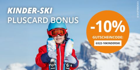 Ein Kind in einem rosa und lila Schneeanzug fährt Ski bergab. Es trägt einen Helm und eine Schutzbrille. Der Text lautet „KINDER-SKI PLUSCARD BONUS“ und „-10% GUTSCHEINCODE: GS22-10KINDERSKI“.