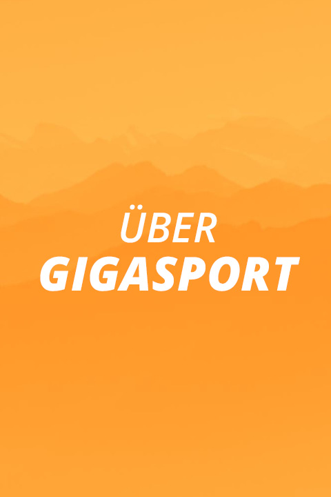 Oranger Hintergrund mit Farbverlauf und schwachen Bergsilhouetten. In der Mitte steht in weißer Schrift "ÜBER GIGASPORT" mit "GIGASPORT" in Fettdruck.