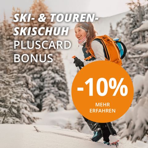 Eine Person passt auf einem verschneiten Hang die Bindung eines Skischuhs an. Sie trägt eine blaugrüne Skihose und benutzt Skier mit orangefarbenen Umrissen. Ein großer orangefarbener Kreis zeigt „-10 % Mehr Erfahren“ an und bietet einen Rabatt auf Ski- und Tourenschuhe.