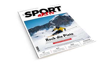 Das Cover des Magazins SPORTaktiv zeigt einen Skifahrer in gelber Jacke, der unter der Überschrift "Rock die Piste" einen verschneiten Berghang hinunterfährt.