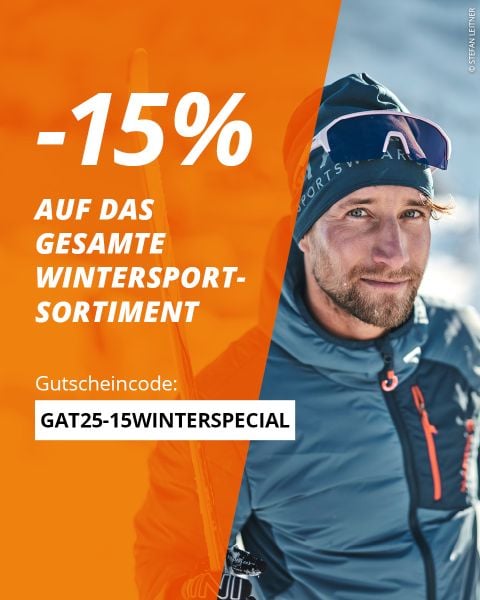 Ein Mann in Wintersportausrüstung steht im Schnee. Text bietet 15% Rabatt auf alle Wintersportartikel mit dem Code GAT25-15WINTERSPECIAL.