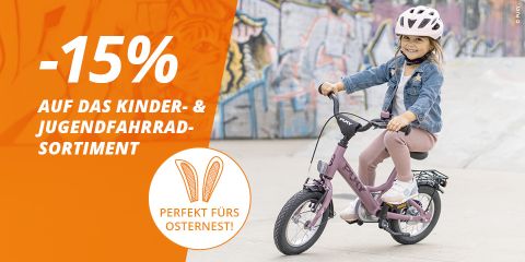 Ein lächelndes Mädchen mit einem Helm fährt auf einem rosa Fahrrad. Der Text bietet 15 % Rabatt auf Kinder- und Jugendfahrräder, mit dem Hinweis: "Perfekt für Ostern!.