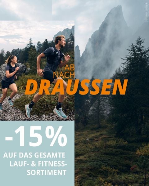 Zwei Personen beim Trailrunning in den Bergen mit Bäumen und Nebel; der Text wirbt für 15 % Rabatt auf alle Lauf- und Fitnessartikel in deutscher Sprache.