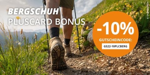 Person, die mit Rucksack und Sportkleidung einen felsigen Hügel mit Bergkulisse hinaufwandert. Der Text bietet einen Pluscard-Bonus und 10 % Rabatt mit einem bestimmten Code. Auf der rechten Seite ist ein orangefarbener Rabattkreis deutlich zu erkennen.