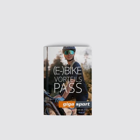 Eine Frau in Fahrradkleidung steht mit ihrem Fahrrad im Freien. Der Text auf dem Bild lautet: "(E-) BIKE VORTEILS PASS giga sport.
