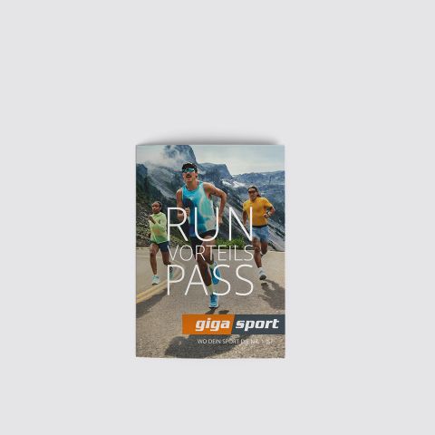Drei Personen, die auf einer Bergstraße laufen, mit dem Text "RUN VORTEILS PASS" und "giga sport" auf dem Bild.