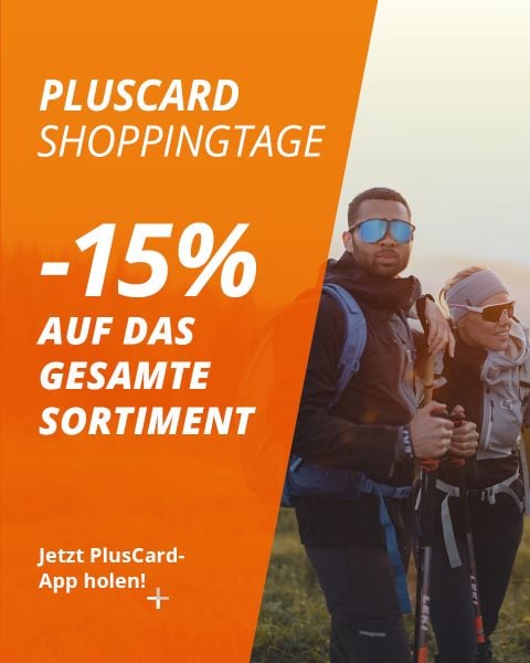 Zwei Personen in Wanderausrüstung stehen bei Sonnenaufgang im Freien. Text wirbt für 15 % Rabatt auf alle Artikel während der PlusCard-Einkaufstage.