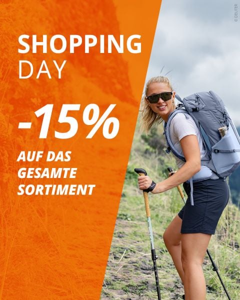 Lächelnde Frau beim Wandern im Freien mit Stöcken und Rucksack; Text bietet 15% Rabatt auf das gesamte Sortiment in Deutsch: "Shopping Day -15% auf das gesamte Sortiment.