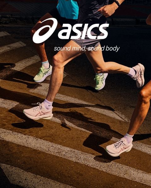 Drei Läufer sind auf einer Straße zu sehen, die Asics-Schuhe tragen. Über dem Bild sind das Asics-Logo und der Slogan „Ein gesunder Geist in einem gesunden Körper“ zu sehen.
