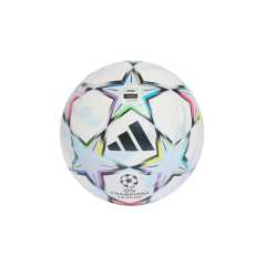 Ein weißer Adidas-Fußball mit bunten Sternmustern und dem Logo der UEFA Champions League auf einem einfarbigen weißen Hintergrund.