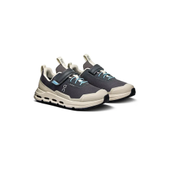 Ein Paar schwarze und beige Sportschuhe mit blauen Akzenten, schräg auf weißem Hintergrund abgebildet.
